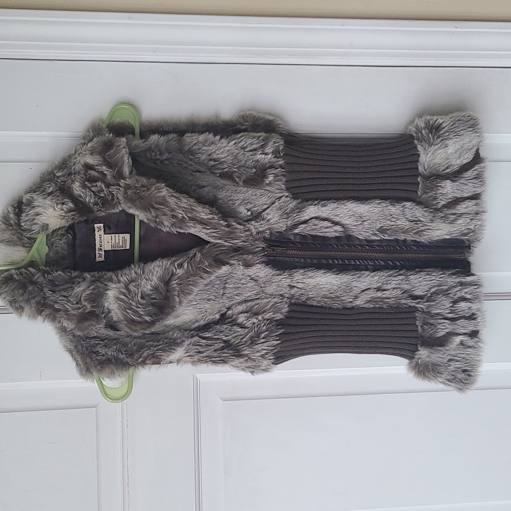 Sweater vest with fur